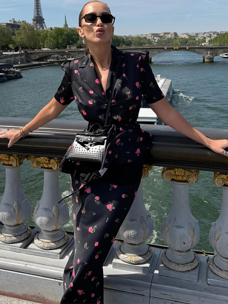 Romper Floral Print - Eleganckie damskie komplety: kwiecista marynarka, spódnica